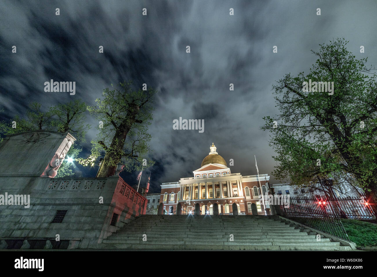 Lange Exposition State House Gebäude beleuchtet unter dem Nachthimmel. Stockfoto