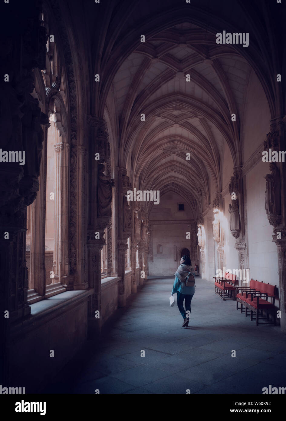 Frau zu Fuß durch Kloster Kreuzgang. Mujer caminando por Claustro Stockfoto