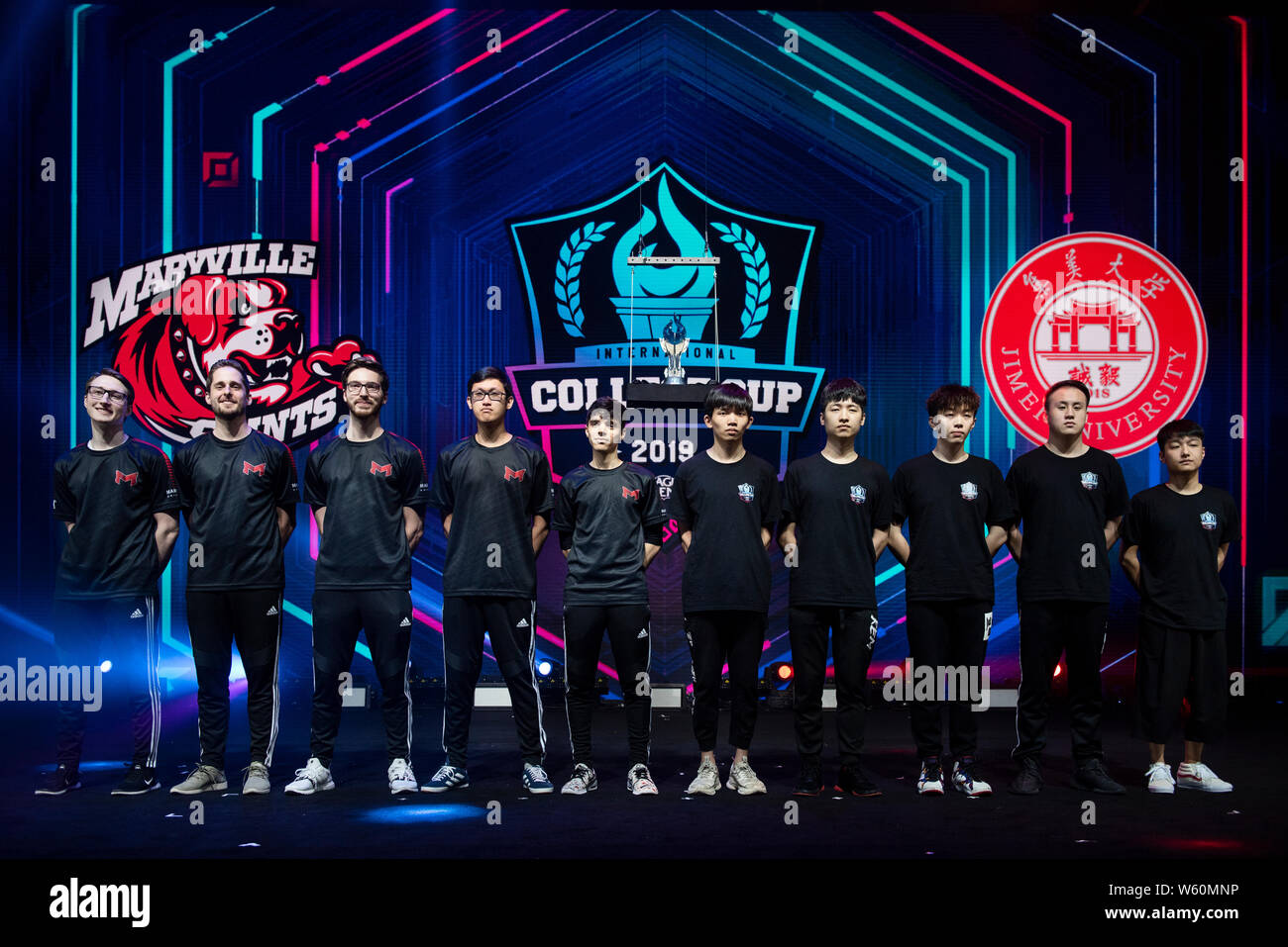 Spieler von den amerikanischen Maryville University Team (links) und Chinesischen Jimei Universität Team (rechts) sind in die Main Stage in der "Liga der Final matchup Legenden International College Cup" während der E-Sport und Musik Festival in Hongkong vorgestellt. Stockfoto