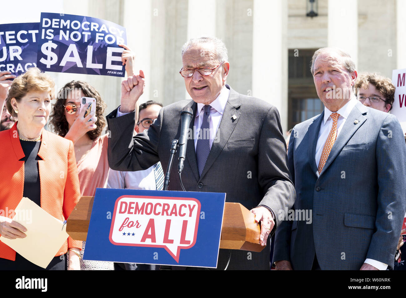 Washington DC, USA. 30 Jul, 2019. Us-Senator Chuck Schumer (D-NY) in seiner Rede auf einer Veranstaltung mit Demokraten im Senat zu einer Verfassungsänderung Bürger United vor dem Obersten Gerichtshof der USA in Washington DC am 30. Juli 2019 aufzuheben. Quelle: Michael Brochstein/ZUMA Draht/Alamy leben Nachrichten Stockfoto