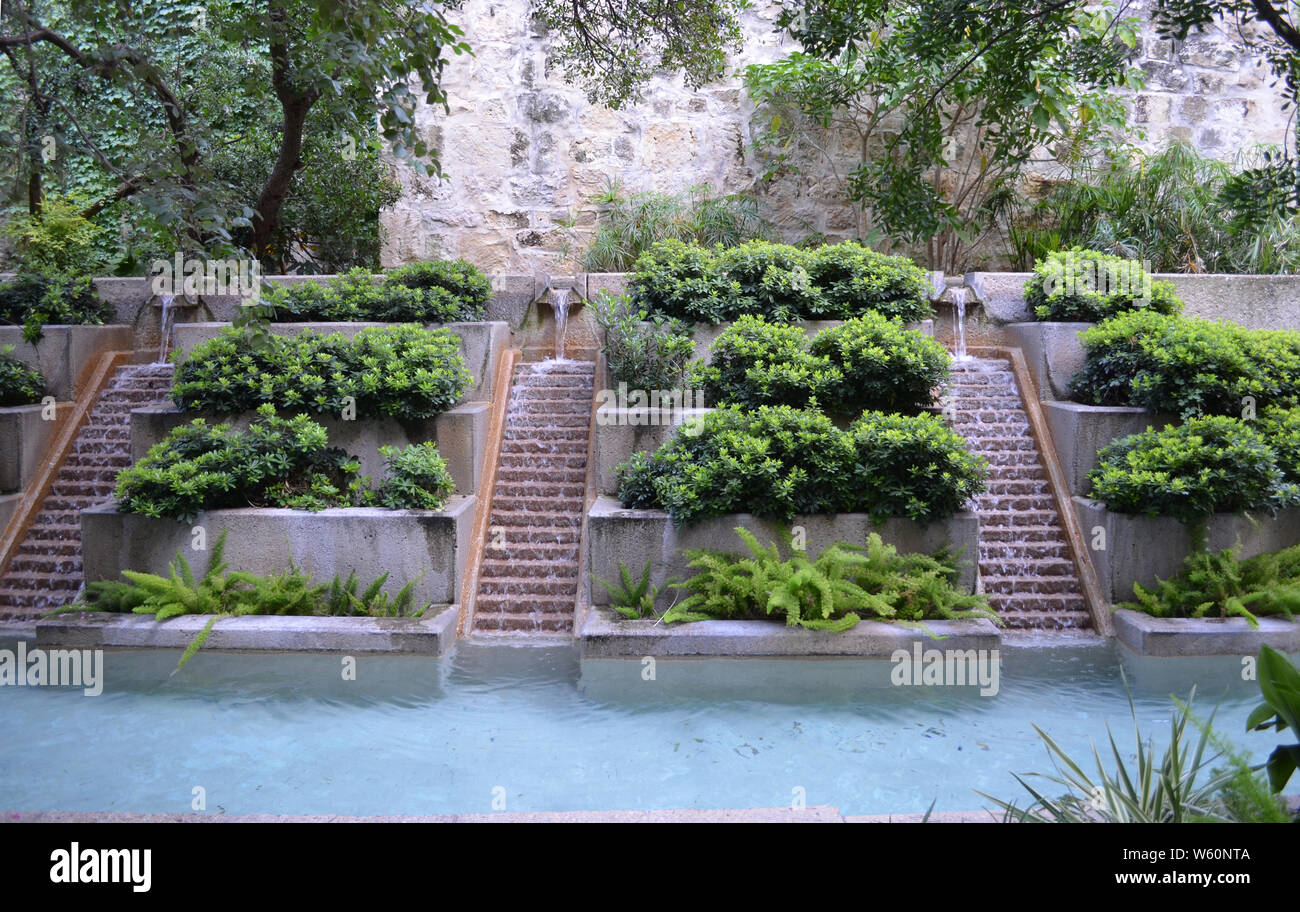 Sommer: San Antonio Riverwalk Treppe fällt und Gärten Stockfoto