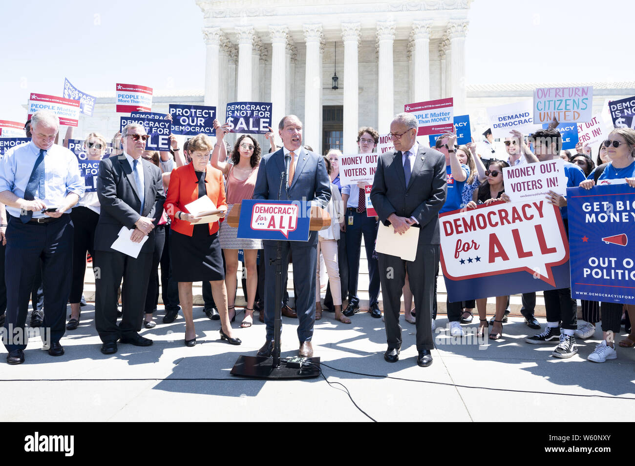 Washington DC, USA. 30 Jul, 2019. Der US-Senator Tom Udall (D-NM) in seiner Rede auf einer Veranstaltung mit Demokraten im Senat zu einer Verfassungsänderung Bürger United vor dem Obersten Gerichtshof der USA in Washington DC am 30. Juli 2019 aufzuheben. Quelle: Michael Brochstein/ZUMA Draht/Alamy leben Nachrichten Stockfoto