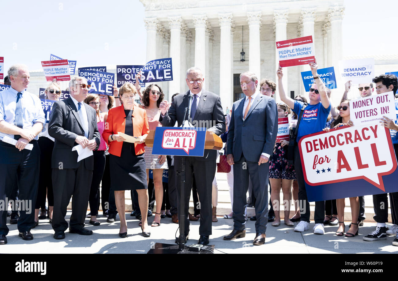 Washington DC, USA. 30 Jul, 2019. Us-Senator Chuck Schumer (D-NY) in seiner Rede auf einer Veranstaltung mit Demokraten im Senat zu einer Verfassungsänderung Bürger United vor dem Obersten Gerichtshof der USA in Washington DC am 30. Juli 2019 aufzuheben. Quelle: Michael Brochstein/ZUMA Draht/Alamy leben Nachrichten Stockfoto