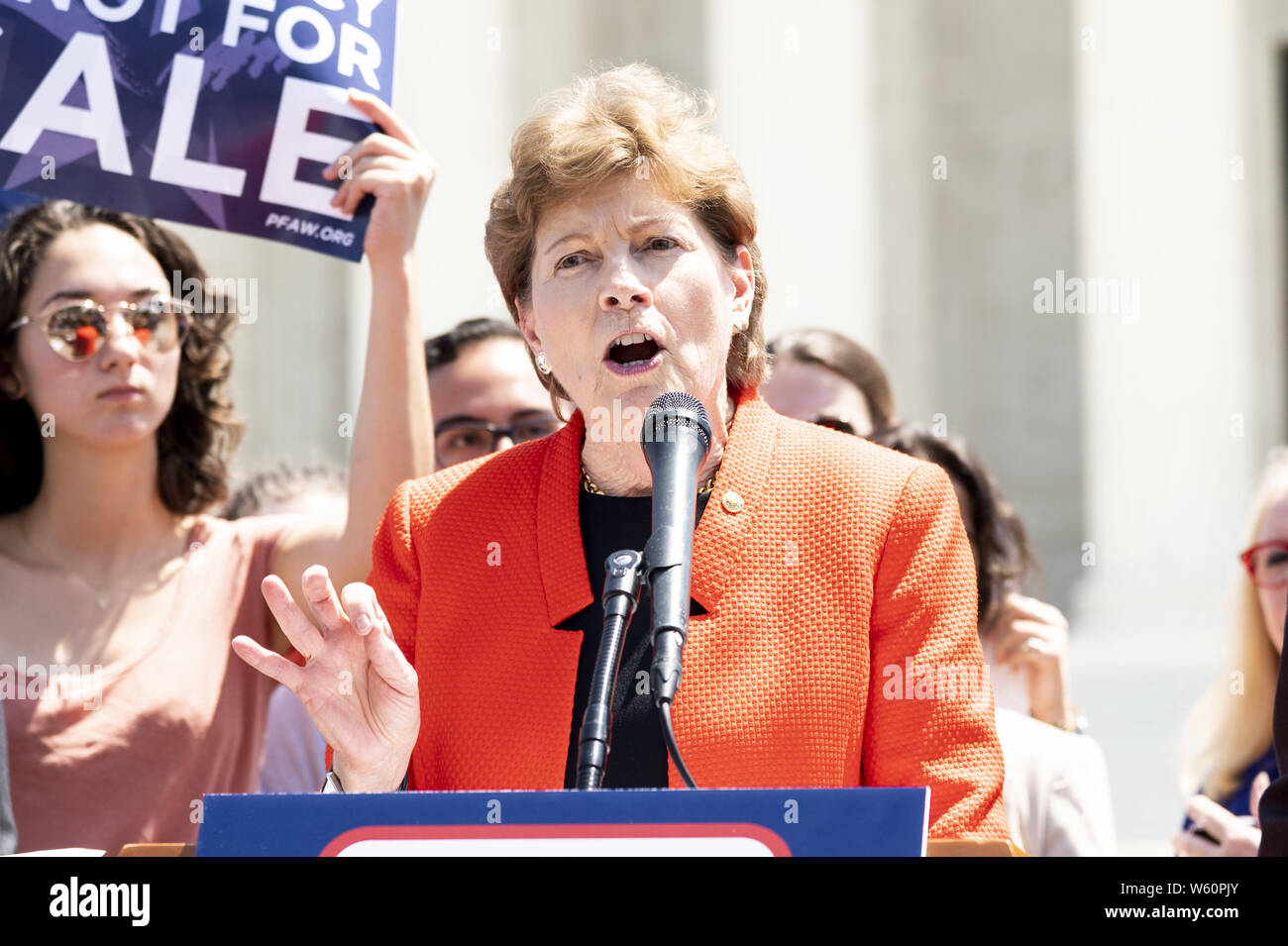 Washington DC, USA. 30 Jul, 2019. Der US-Senator Jeanne Shaheen (D-NH) in seiner Rede auf einer Veranstaltung mit Demokraten im Senat zu einer Verfassungsänderung Bürger United vor dem Obersten Gerichtshof der USA in Washington DC am 30. Juli 2019 aufzuheben. Quelle: Michael Brochstein/ZUMA Draht/Alamy leben Nachrichten Stockfoto