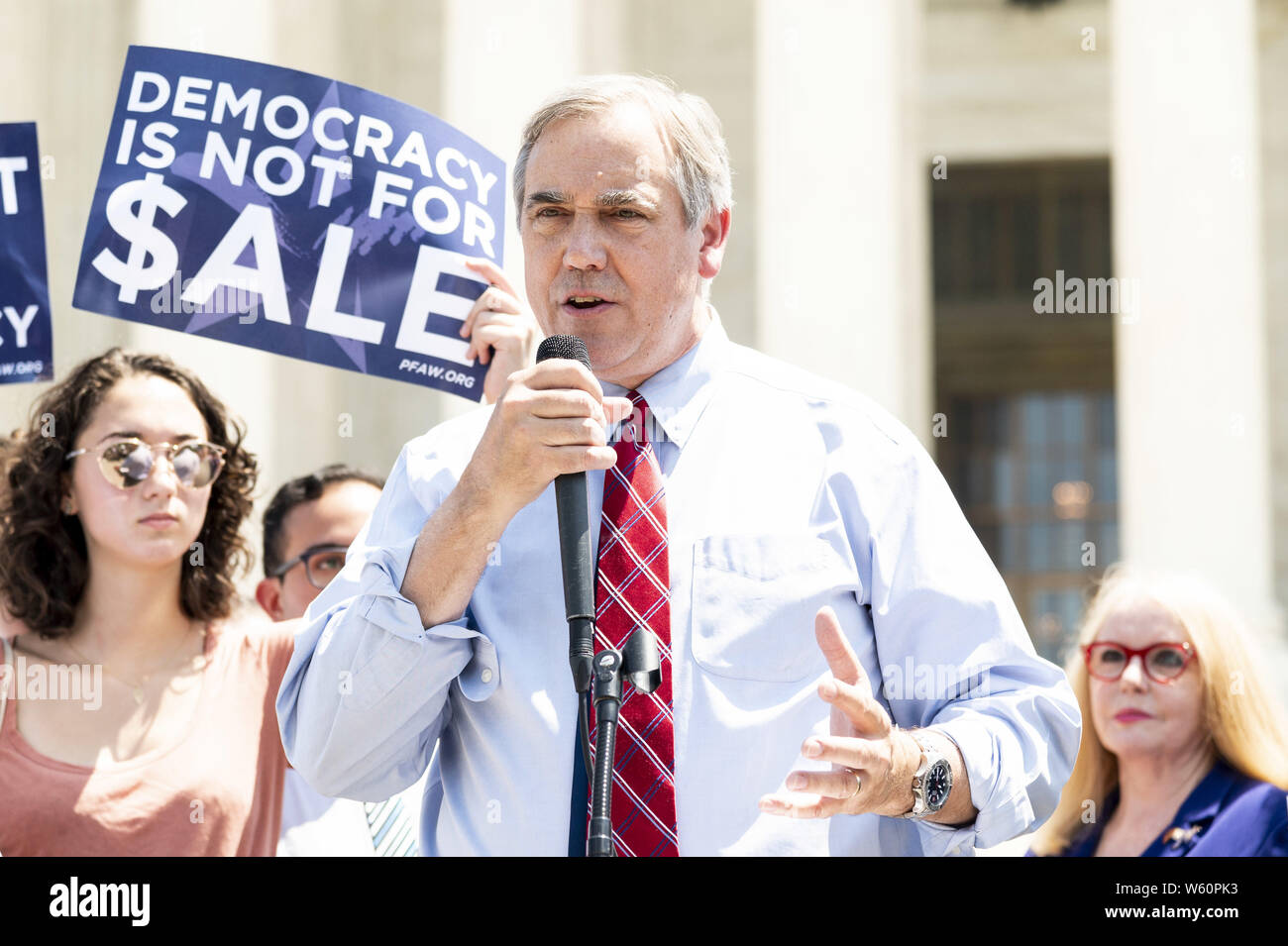 Washington DC, USA. 30 Jul, 2019. Der US-Senator Jeff Merkley (D-ODER) in seiner Rede auf einer Veranstaltung mit Demokraten im Senat zu einer Verfassungsänderung Bürger United vor dem Obersten Gerichtshof der USA in Washington DC am 30. Juli 2019 aufzuheben. Quelle: Michael Brochstein/ZUMA Draht/Alamy leben Nachrichten Stockfoto