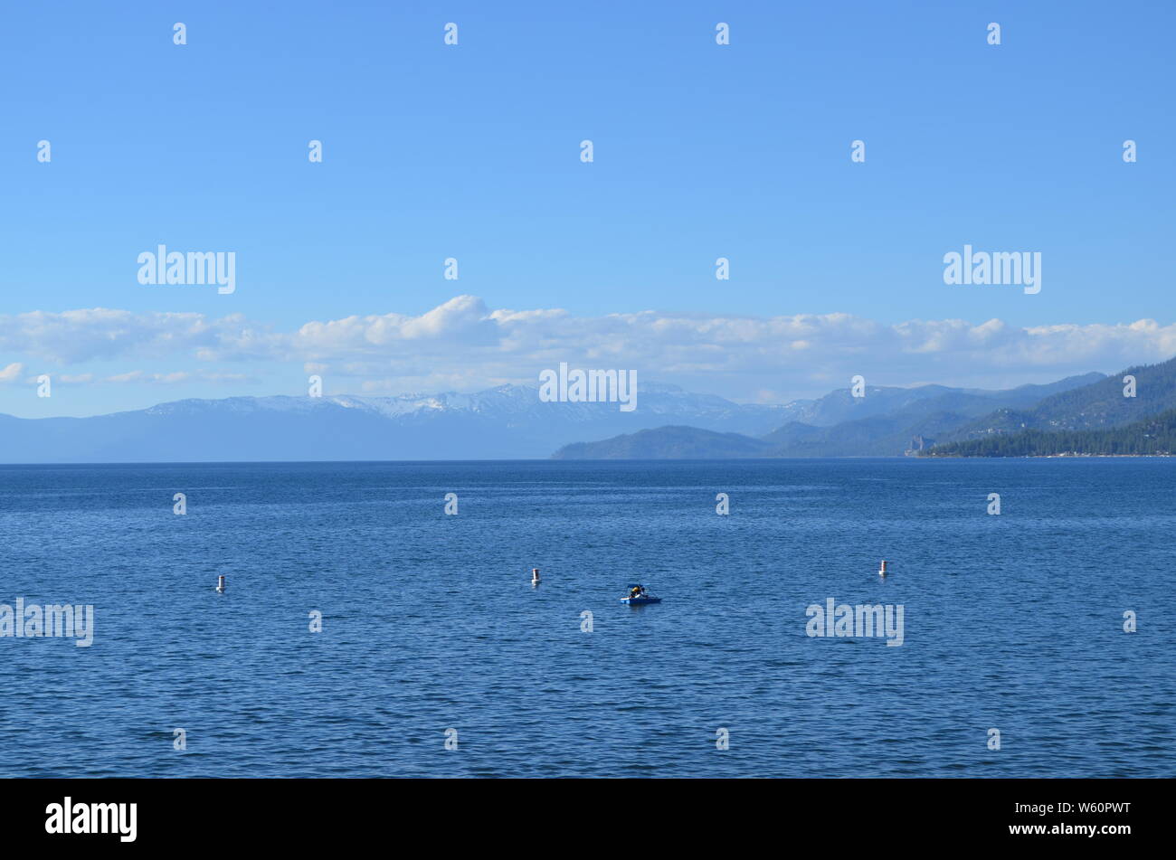 Später Frühling in South Lake Tahoe: Lake Tahoe und die Berge der Sierra Nevada Stockfoto