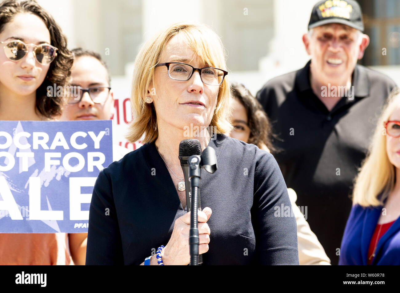 Washington DC, USA. 30 Jul, 2019. Der US-Senator MAGGIE HASSAN (D-NH) in seiner Rede auf einer Veranstaltung mit Demokraten im Senat zu einer Verfassungsänderung Bürger United vor dem Obersten Gerichtshof der USA in Washington DC am 30. Juli 2019 aufzuheben. Quelle: Michael Brochstein/ZUMA Draht/Alamy leben Nachrichten Stockfoto