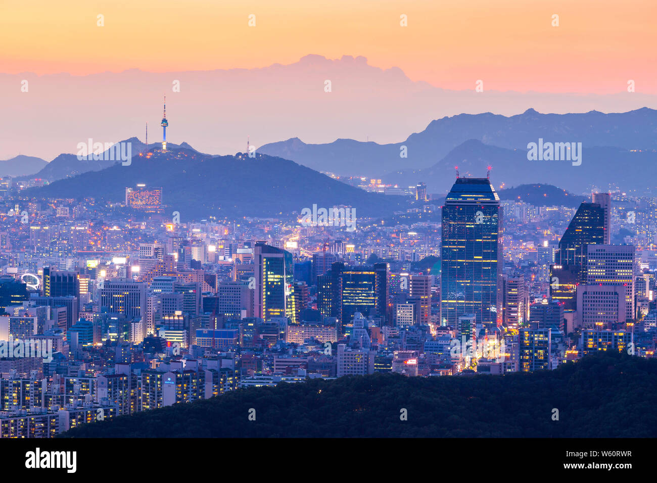Seoul Tower und Wolkenkratzer, schöne Stadt der Lichter in der Nacht, Seoul, Südkorea. Stockfoto