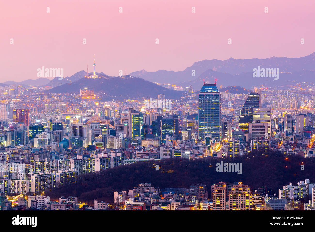 Seoul Tower und Wolkenkratzer, schöne Stadt der Lichter in der Nacht, Seoul, Südkorea. Stockfoto