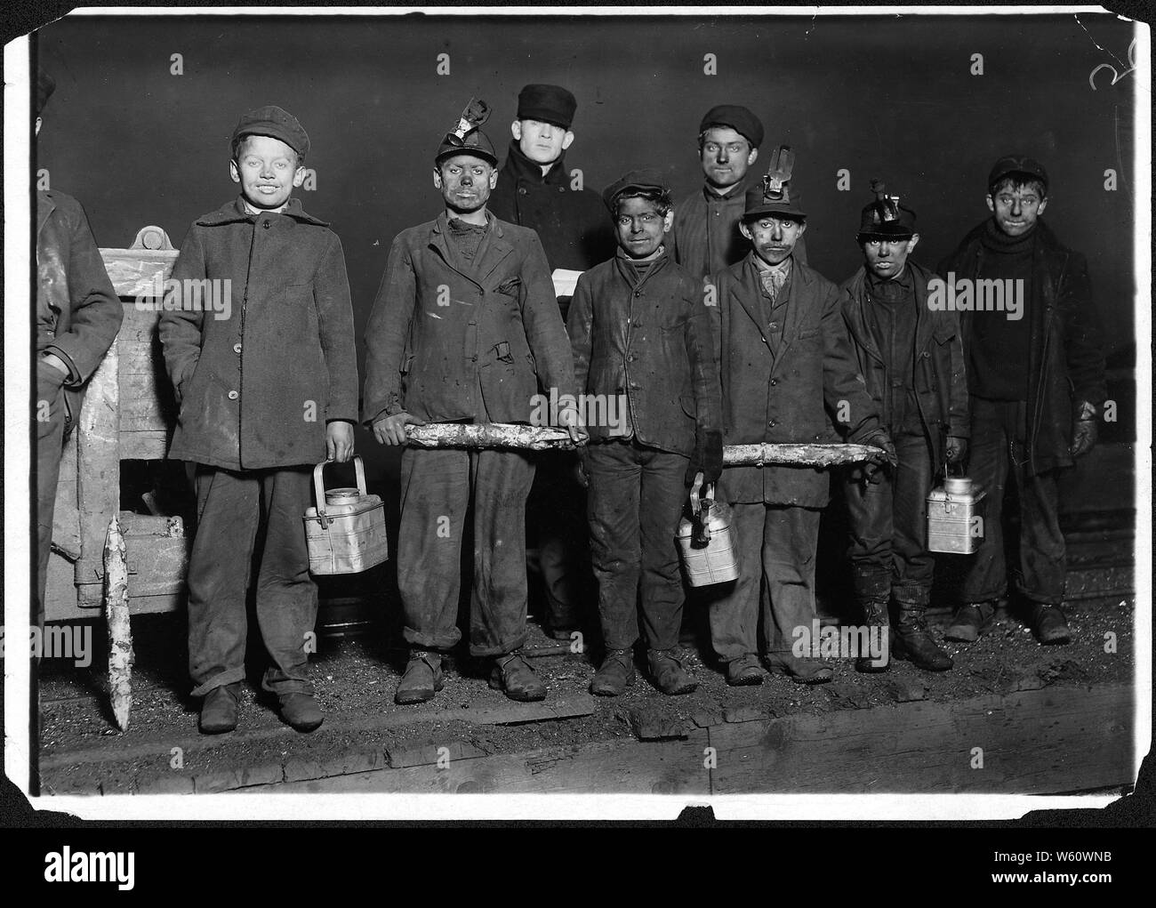 Am Ende des Tages. Gerade von der Welle; Umfang und Inhalt: Am Ende des Tages. Gerade von der Welle. Alle Arbeiten unter der Erde in der Welle #6 Pennsylvania, Kohle Co. Clement Tiskie, (kleinste Junge neben rechten Ende) ist ein nipper. Arthur Havard, (auf Clement's rechte Hand) ist ein Treiber. Jo Puma, (auf Arthur's rechts) ist ein nipper. Jo's Mutter zeigte mir den Reisepass, zeigt Jo bis 14 Jahre alt sein, aber er hat keine Schule Zertifikat obwohl Arbeiten im Inneren der Mine. Frank Fleming, (junge links am Foto), ein nipper. Arbeitet ein 1,6 km U-Bahn von der Welle, die 500 m abwärts. South Pittston, Stockfoto