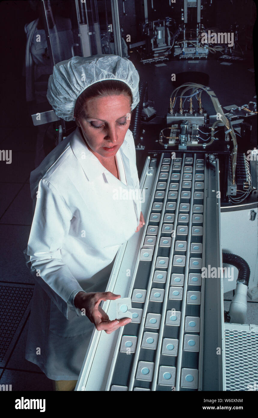 Examing bio-medizinischen Blutproben in der AIDS-Forschung Stockfoto