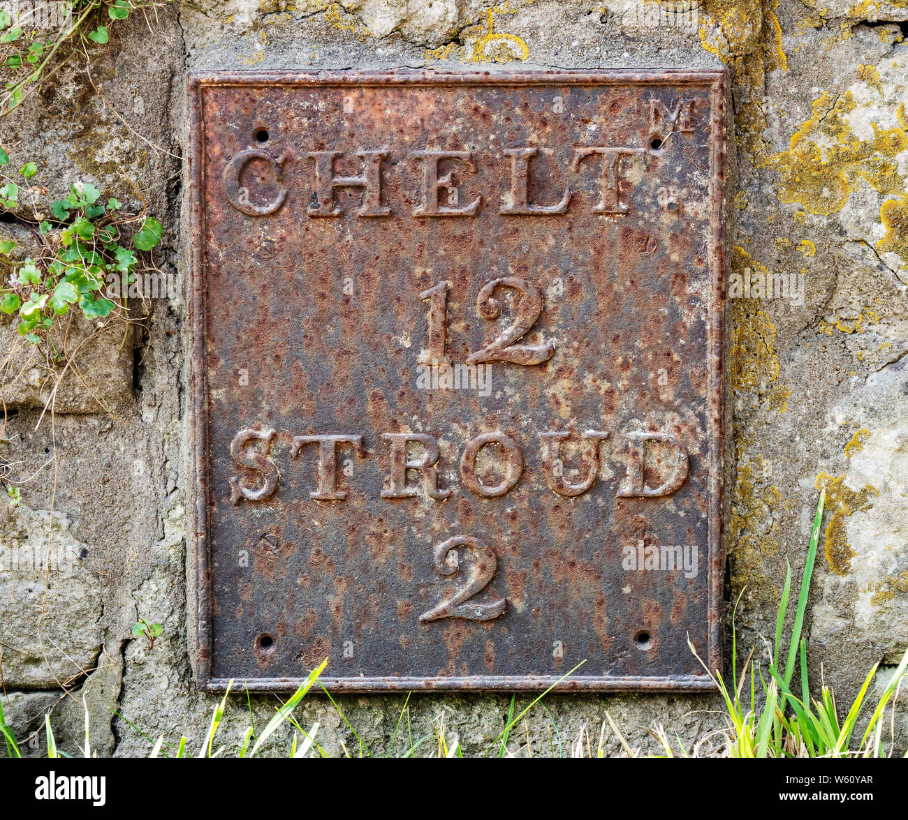 Ein Meilenstein in der Ortschaft Slad, Gloucestershire, England, Großbritannien Stockfoto