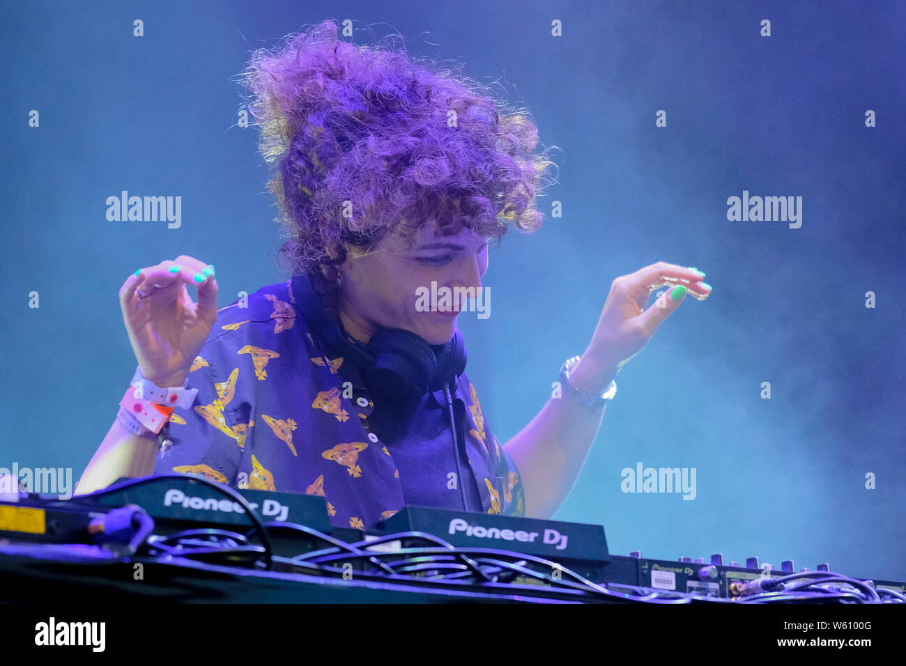 Irische DJ und BBC Electronic Dance Music Radio 1 Show host Annie MacManus, aka Annie Mac, Durchführung von DJ-Set live auf der Bühne am Lager Bestival, Familie Musik und Arts Festival. Stockfoto