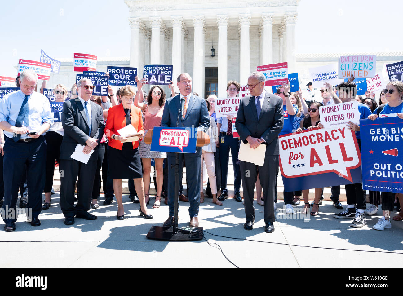 Der US-Senator Tom Udall (D-NM) spricht während einer Veranstaltung mit Demokraten im Senat eine Verfassungsänderung Bürger United vor dem Obersten Gerichtshof der USA in Washington, DC, Umzuwerfen, zu enthüllen. Stockfoto