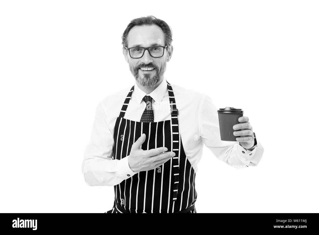 Ihr Kaffee trinken gehen. Barista in Schürze serviert Kaffee. Coffee Shop Konzept. Reifen Kerl halten trinken. Probieren Sie die köstlichen Getränk. Energie tanken. Erfahrenen Barista. Bärtiger Mann barista halten Papier Kaffeetasse. Stockfoto