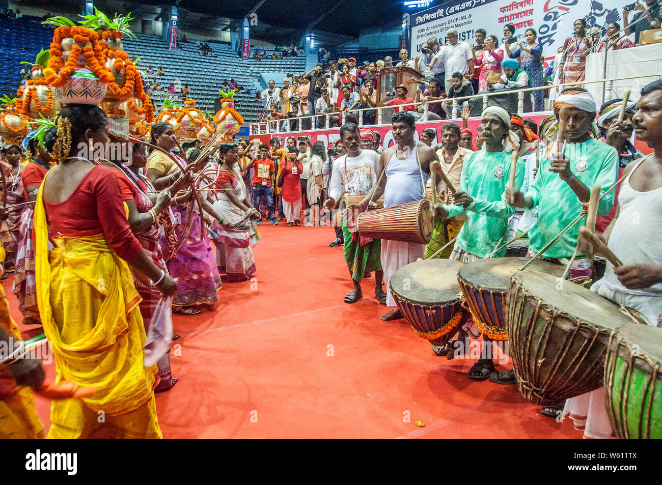 Kolkata, Indien. 30. Juli, 2019. Adibashi (Tribal) Tänzerinnen Tribal Dance in der Konvention von CPI (ML) in Kolkata anlässlich des 50. Jahrestages der CPI (ML) & Geburt Hundertjahrfeier der Genosse Charu Mazumdar Credit: Amlan Biswas/Pacific Press/Alamy leben Nachrichten Stockfoto