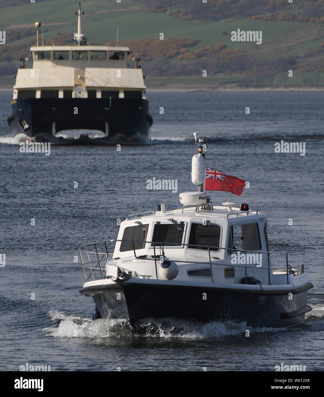 Osprey, ein privat geführtes Motor Cruiser, Ansätze von Greenock East India Hafen, mit Clyde Marine Services' Clyde Clipper hinter. Stockfoto