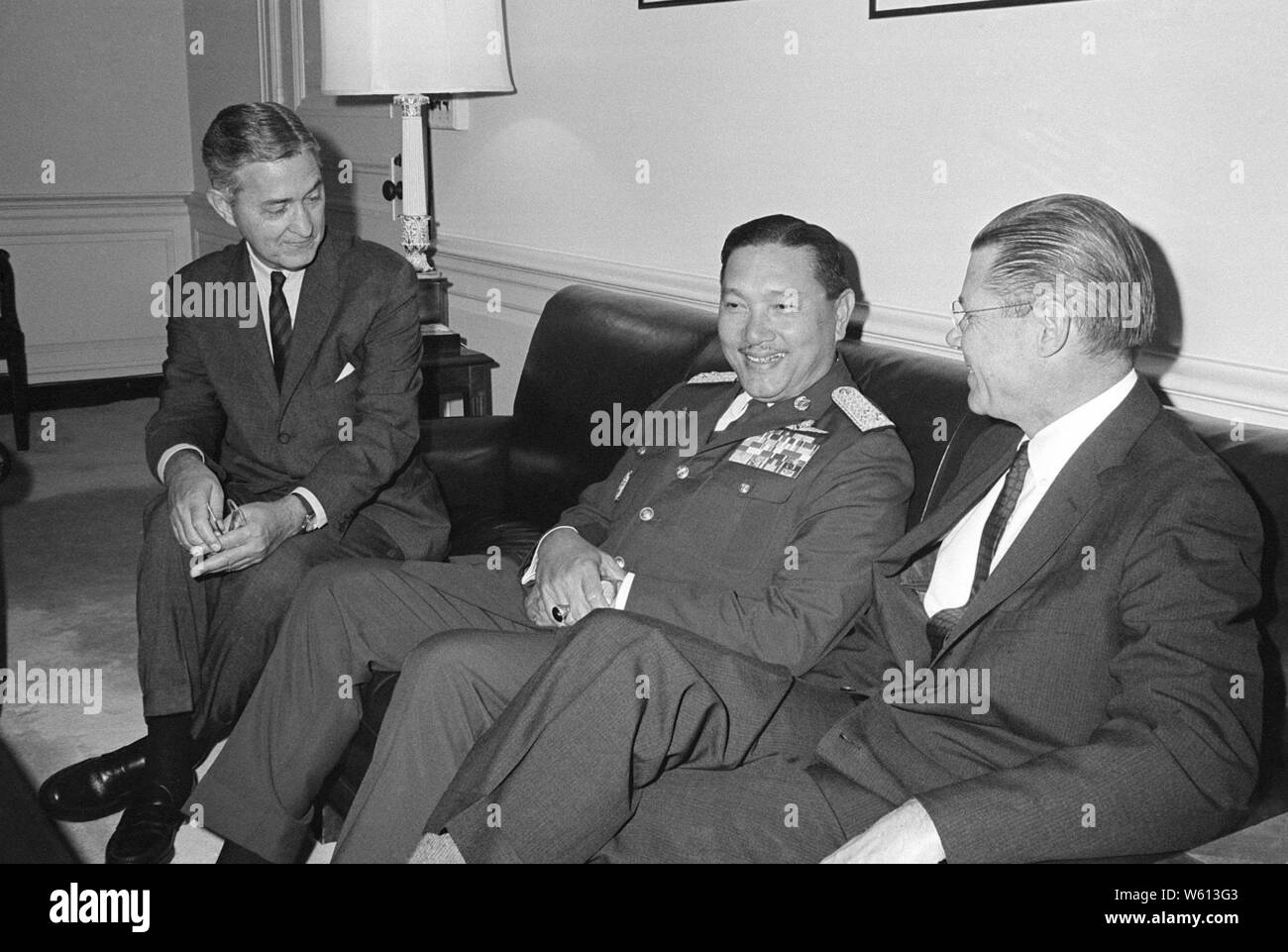 Dawee Chullasapya, Air Chief Marshal und Stellvertretender Minister für Verteidigung, Thailand (Mitte), trifft sich mit Verteidigungsminister Robert S. McNamara im Pentagon. Stockfoto