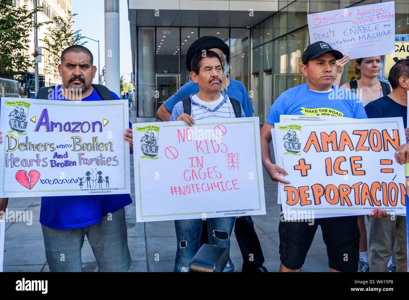 New York, New York, USA. 30. Juli, 2019. Nachbarn, Eltern, Einwanderer und ihre Kinder versammelten sich am 30. Juli 2019 Für eine demnonstration vor Whole Foods Market (von Amazon) in Brooklyn, Nein zu sagen zu einer Normalisierung der Amazon/ICE in unseren Gemeinschaften und auf Amazon zu Ende Verträge mit Eis zitieren Core tech Amazon's Rolle in Eis Haft. Credit: Erik McGregor/ZUMA Draht/Alamy leben Nachrichten Stockfoto