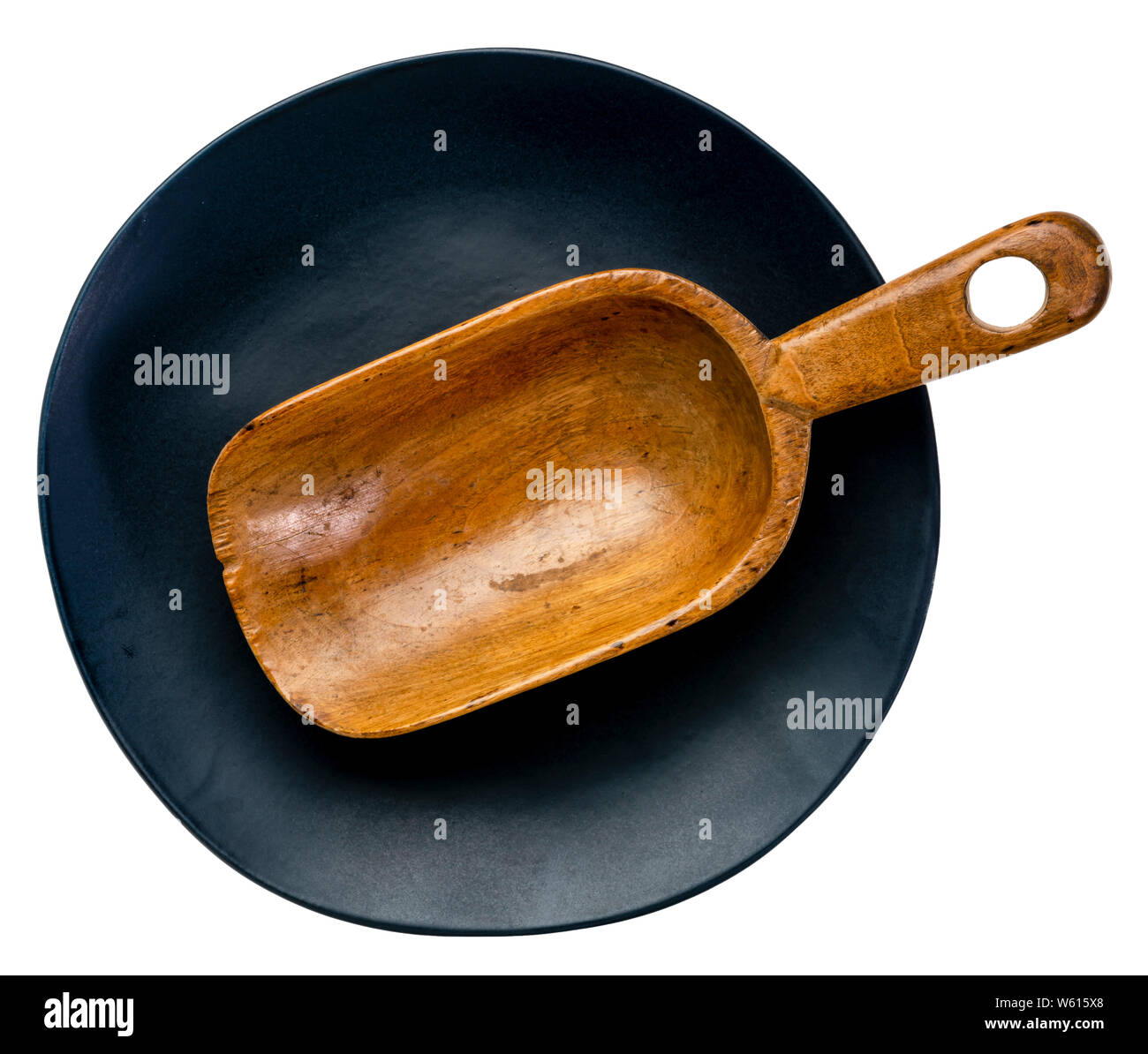 Leer Landhausstil Schaufel auf eine schwarze Keramikplatte mit einer unregelmäßigen Rand isoliert auf weißem Stockfoto