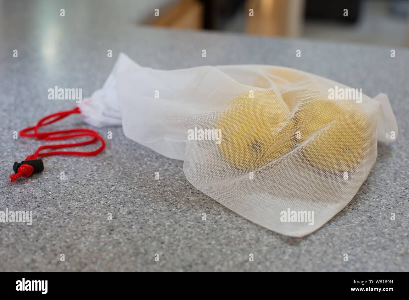 Frische Zitronen in einer wiederverwendbaren produzieren Beutel, ein Kunststoff Alternative. Stockfoto