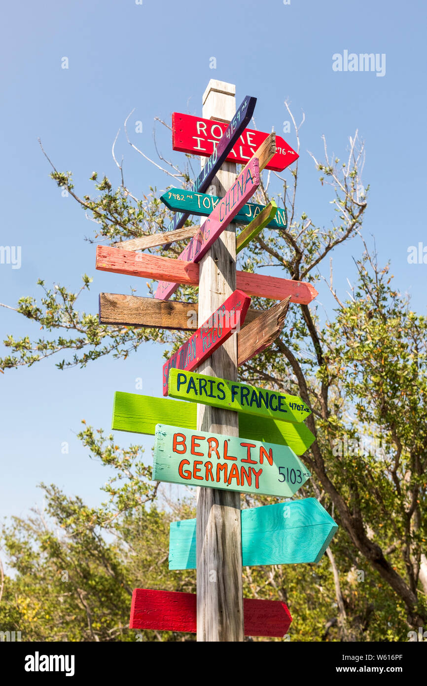 Bunte Hand - aus Holz Pfeile angezeigt, die Richtungen und Entfernungen zu verschiedenen Städten an der Bahia Honda State Park, Florida, USA Stockfoto