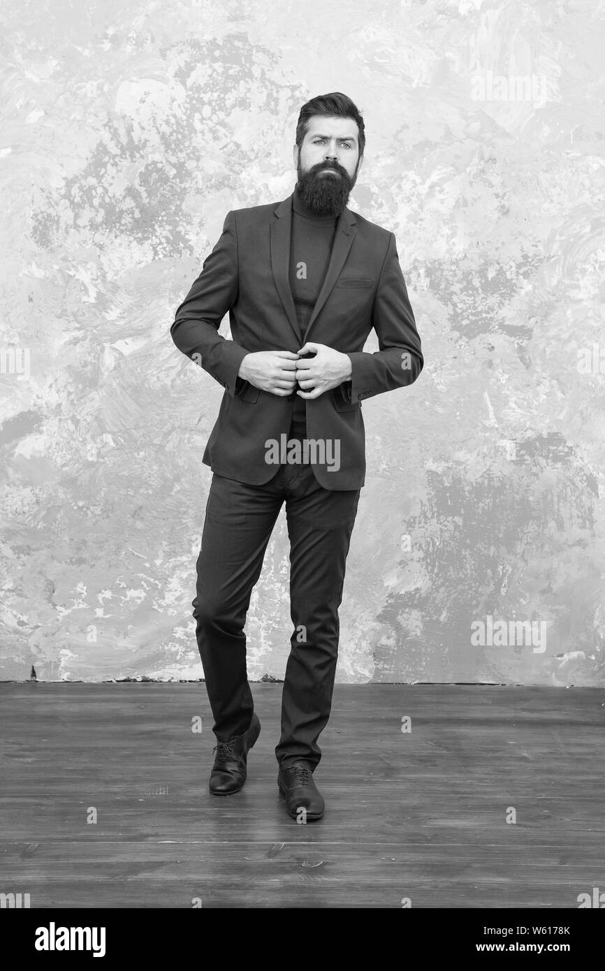 Elegante Mann mit Bart. Das moderne Leben. Männliche elegante Mode Modell. Reife elegante Geschäftsmann wandern. Anpassen oder Modedesigner. Brutale bärtigen Hipster in formalen eleganten Anzug. Business Coach. Stockfoto