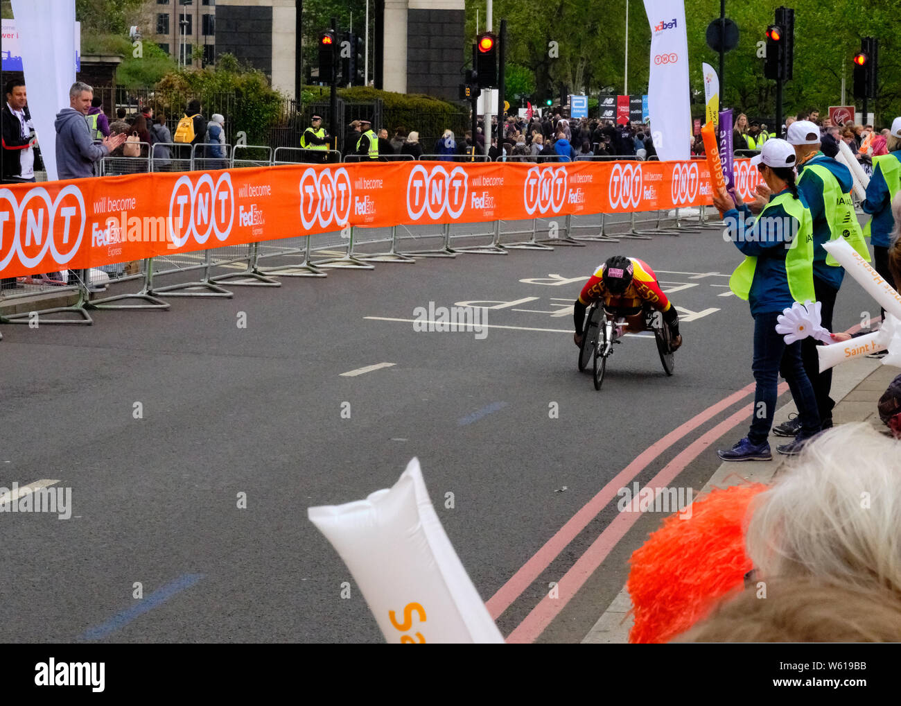 Virgin Money London Marathon 2019 - lange Distanz (26 km) Rennen jedes Jahr veranstaltet und seit 1981 nach der Feststellung von Chris Brasher und John disley unmittelbar nach Brasher im New York City Marathon lief. Rund 33000 Teilnehmer, vor allem Amateuren laufen für Nächstenliebe, geht ein Feld der Elite Athleten (männlich und weiblich), Rollstuhl Racers, und para-Athleten, einschließlich der Sehbehinderte, die in der Regel mit 'Führungen' ausführen. Stockfoto