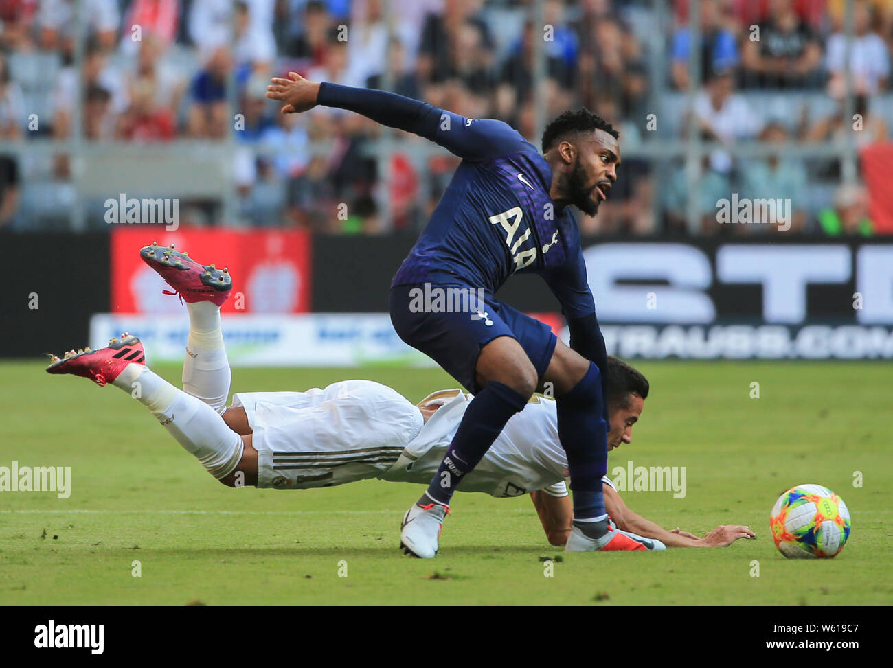 (190731) -- München, 31. Juli 2019 (Xinhua) - Danny Rose (vorne) von Tottenham Hotspur Mias mit Lucas Vazquez von Real Madrid während Ihres Audi Cup Halbfinale in München, Deutschland, am 30. Juli 2019. Real Madrid 0-1. (Foto: Philippe Ruiz/Xinhua) Stockfoto