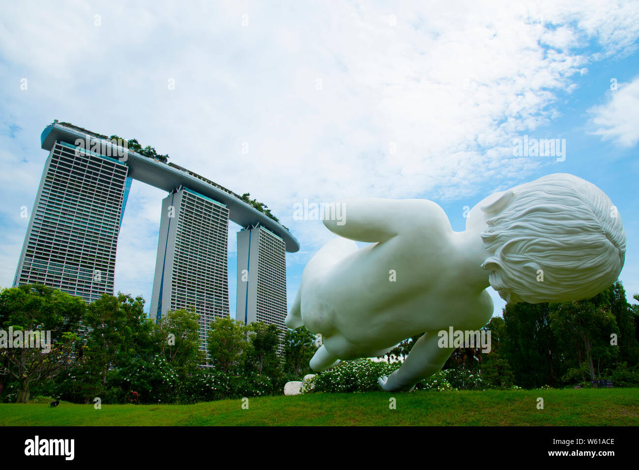 SINGAPORE CITY, Singapur - 12. April 2019: "Planet"-Skulptur ist ein übergroßes Baby in der Luft schweben Erstellt von Marc Quinn Stockfoto