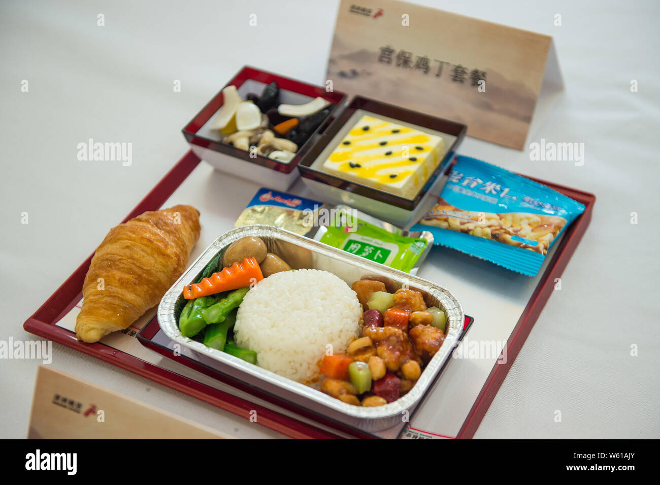 Eine Fluggesellschaft Mahlzeit serviert zu Passagiere an Bord für Shenzhen Airlines Shenzhen - London Heathrow Service in Shenzhen City angezeigt, im Süden Stockfoto