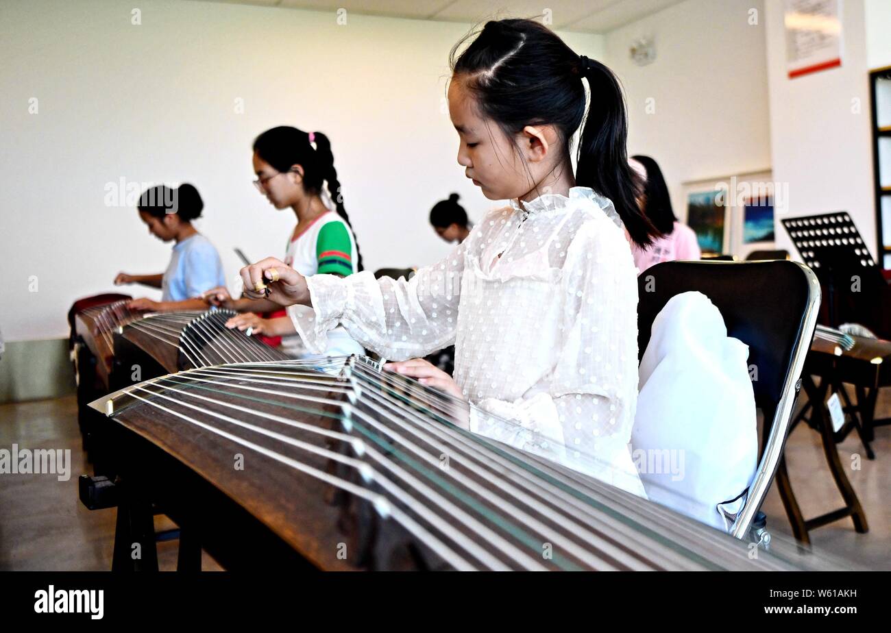 Shijiazhuang, Provinz Hebei Provinz Chinas. 30. Juli, 2019. Kinder spielen chinesische zither Guzheng, oder, bei Anci Kulturzentrum in Anci Bezirk Langfang Stadt, North China Provinz Hebei, 30. Juli 2019. Kinder in Anci besuchen freie Kunst Klassen ihre Sommerferien zu bereichern. Credit: Wang Xiao/Xinhua/Alamy leben Nachrichten Stockfoto