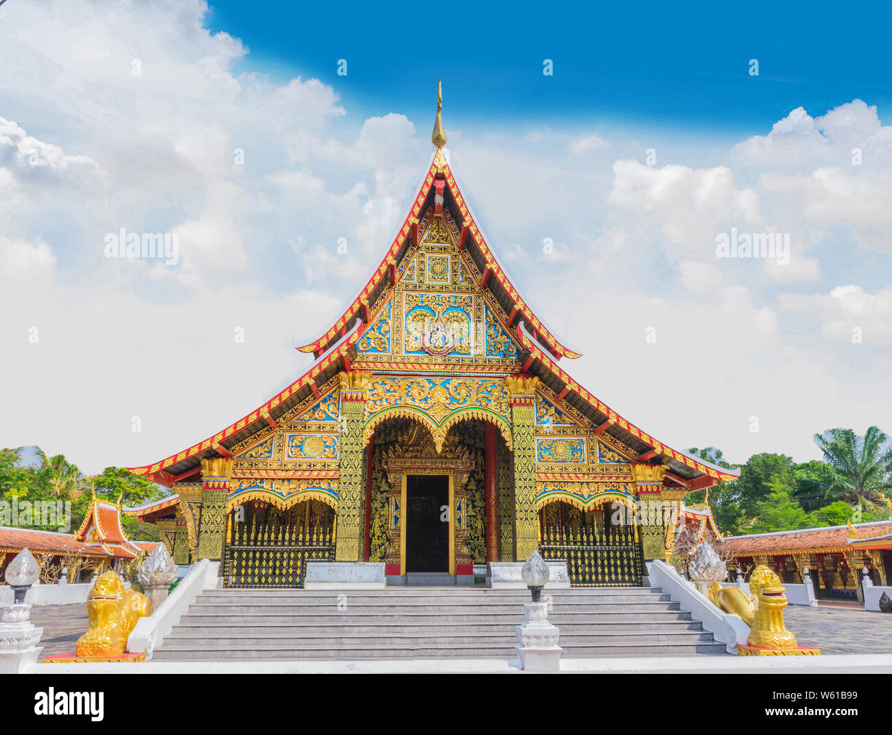 Das Heiligtum, Wat Wang Kham Tempel, Khao Wong Bezirk, Provinz Kalasin, mit dem blauen Himmel Wolke. Das öffentliche Eigentum in Thailand. Stockfoto