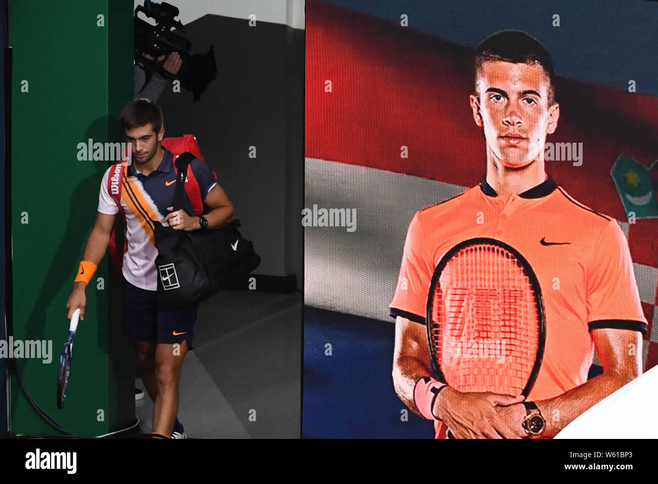 Borna Coric von Kroatien kommt für die Men's singles Finale gegen Novak Djokovic aus Serbien während der Rolex Shanghai Masters Tennis Turnier Stockfoto