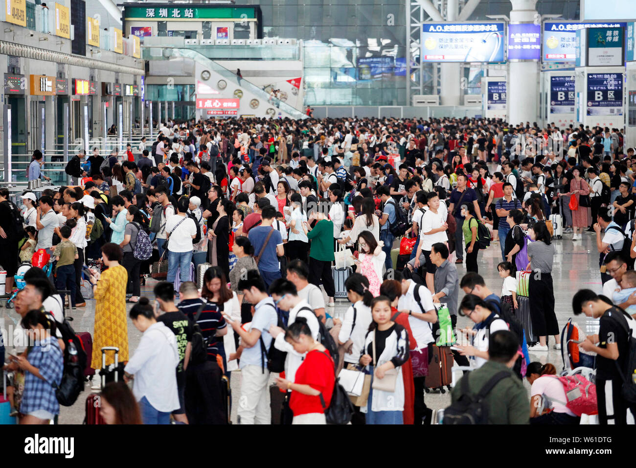Chinesische Touristen und Passagiere warten auf ihre Züge während der einwöchigen Nationalen Tag Urlaub im Shenzhen North Station in Shenzhen City, South Stockfoto
