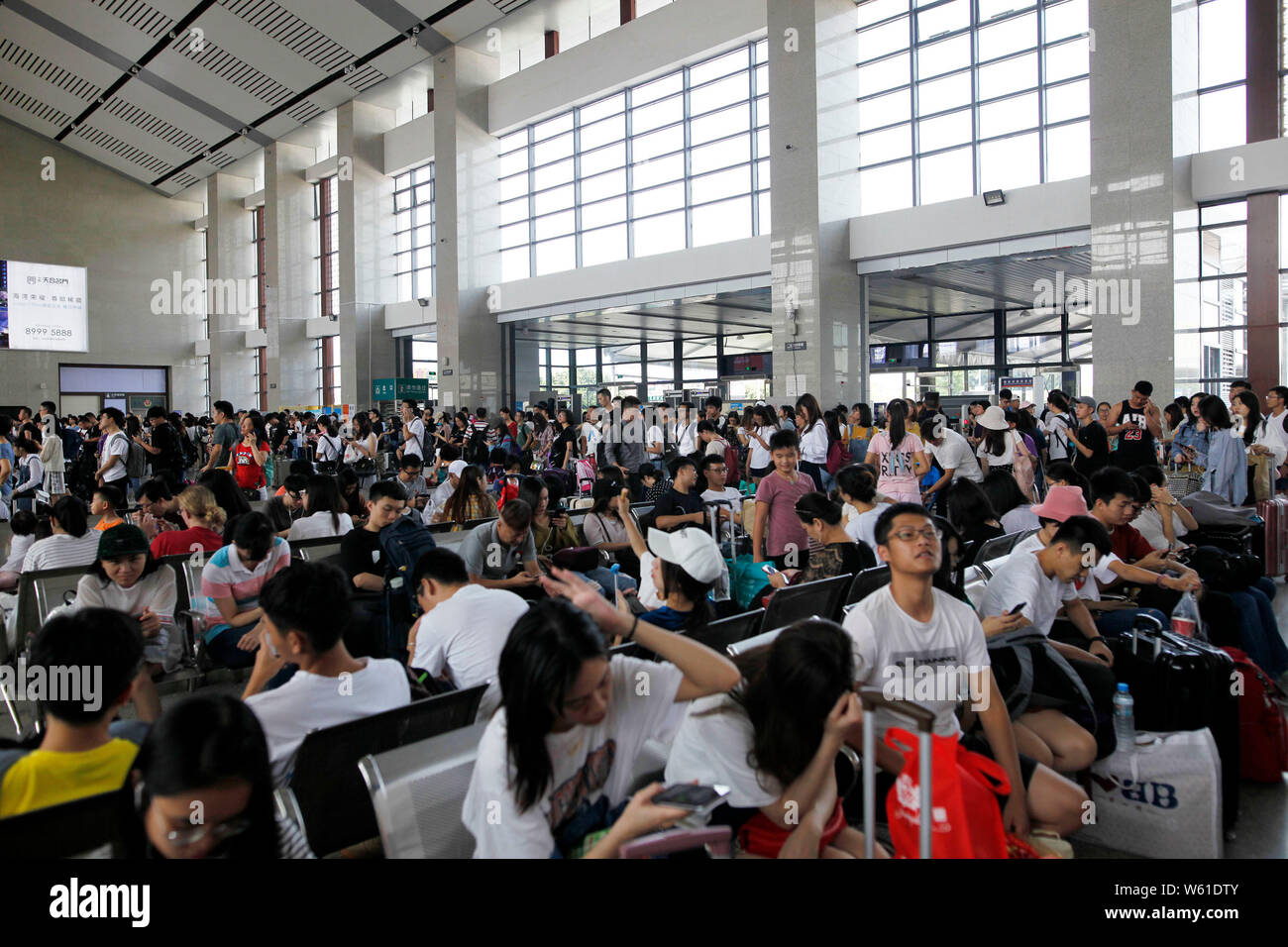 Chinesische Touristen und Passagiere warten auf ihre Züge während der einwöchigen Nationalen Tag Urlaub im Shenzhen North Station in Shenzhen City, South Stockfoto