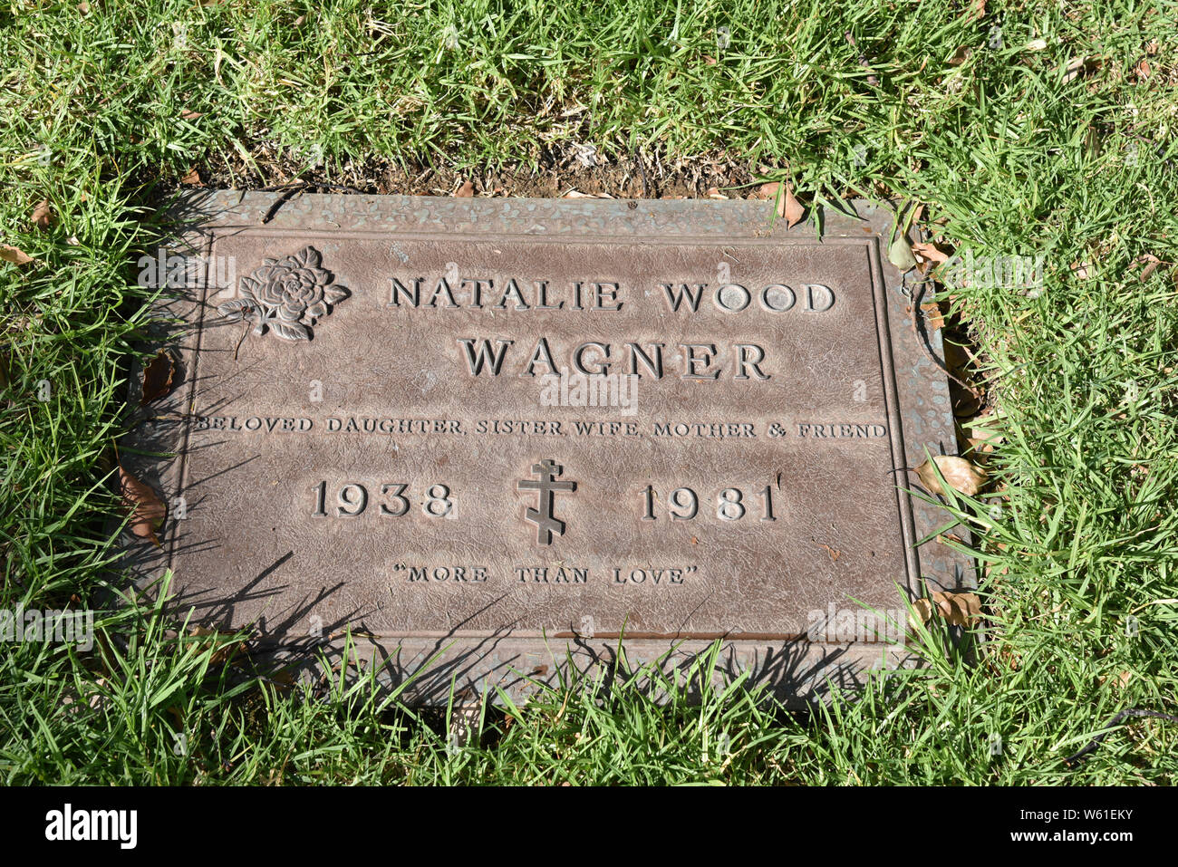 LOS ANGELES, CA/USA - 15. MÄRZ 2019: Natalie Wood's Tombstone an durchbohren Brüder Westwood Village Memorial Park, wo viele Prominente begraben sind Stockfoto