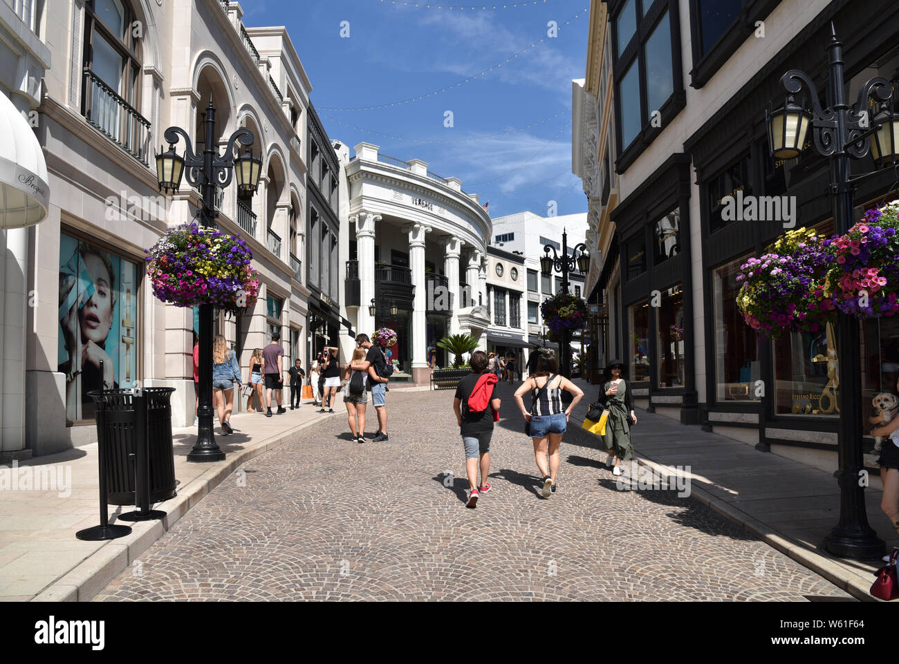 LOS ANGELES, CA/USA - Juli 8, 2019: Touristen und Käufer Spaziergang entlang der Via Rodeo Drive in Beverly Hills Stockfoto