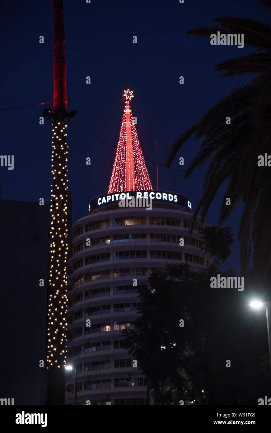 LOS ANGELES, CA/USA - November 24, 2018: ein Weihnachtsbaum der Lichter auf der legendären Capitol Records Building Stockfoto