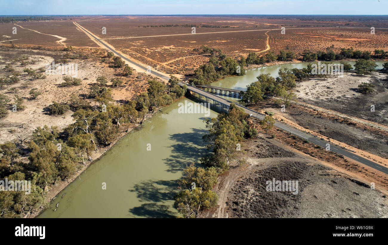 Zwei Straßenbrücken, einer alten und die anderen derzeit in Verwendung, überqueren die große Anabranch des Darling River. Die anabranch ist hier mit Rückstau gefüllt Stockfoto