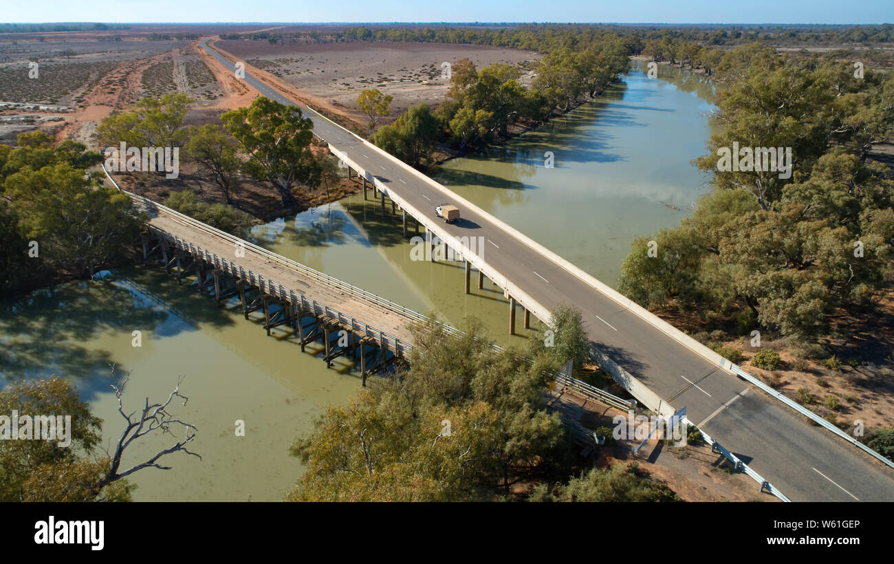 Eine alte Brücke sitzt neben einem moderneren Brücke über die Große Anabranch des Darling River. Die anabranch war vor etwa 10.000 Jahren whe gebildet Stockfoto