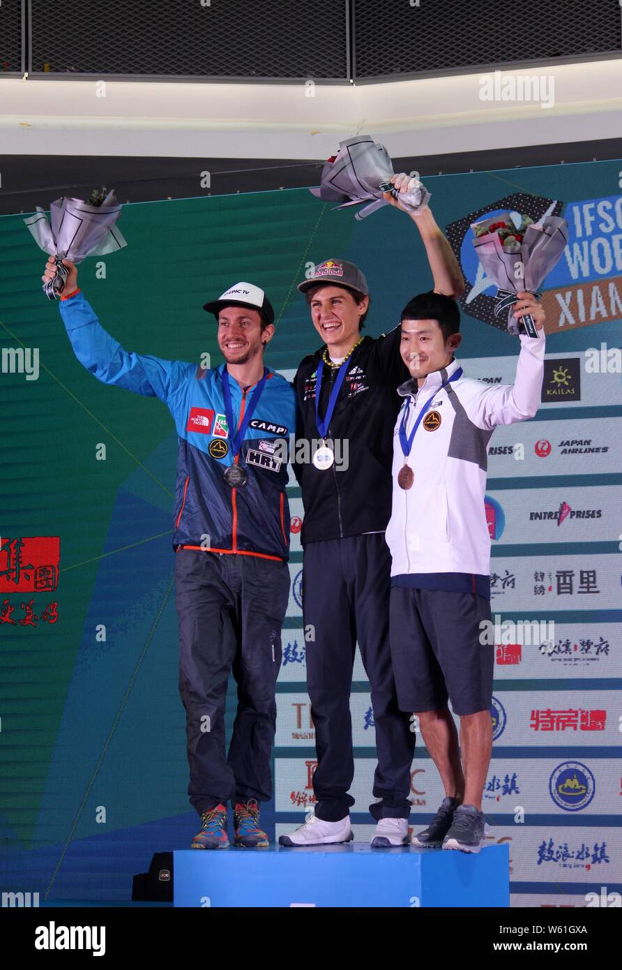 (Von links) Stefano Ghisolfi von Italien, Domen Skofic Sloweniens und Min. Hyunbin von Südkorea pose mit ihre Pokale nach den Herren speed Saison fi Stockfoto