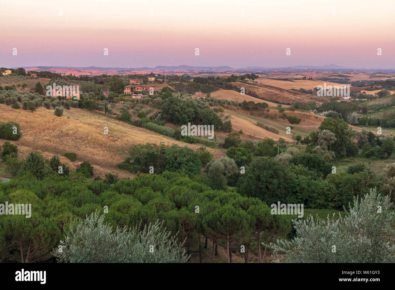 Die schöne Landschaft der Toskana, in der Nähe von Siena, bei Sonnenuntergang Stunde mit der Dämmerung Stockfoto