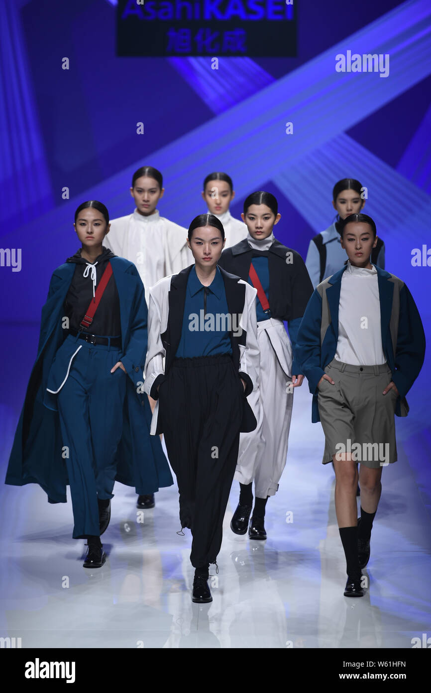 Modelle zeigen neue Kreationen auf der Modenschau von Asahi Kasei Zukunft Star Innovation Award - Zhou Jiayu/Mei Xixi/Li Xiao gemeinsame Sammlung während t Stockfoto