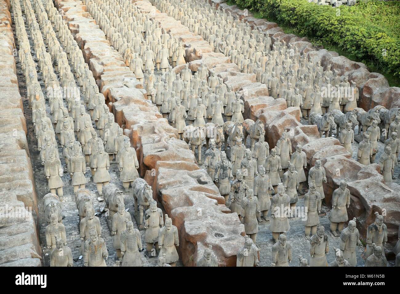 Repliken der Terrakotta Armee Skulpturen der Terra-cotta Krieger und Pferde von Qin Shihuang sind auf dem Display an einem malerischen Ort in Anqing Stadt, Osten Chi Stockfoto