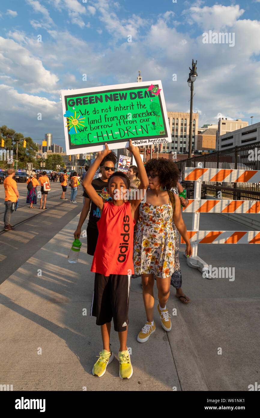 Detroit, Michigan, USA - 30 Juli 2019 - Aktivisten, darunter viele Unterstützung der Green New Deal, gesammelt, um außerhalb der ersten Nacht der Demokratischen Pres Stockfoto