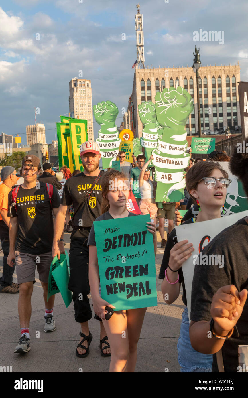 Detroit, Michigan, USA - 30. Juli 2019 - Aktivisten, darunter viele aus den Sonnenaufgang Bewegung, gesammelt, um außerhalb der ersten Nacht der Demokratischen Presi Stockfoto