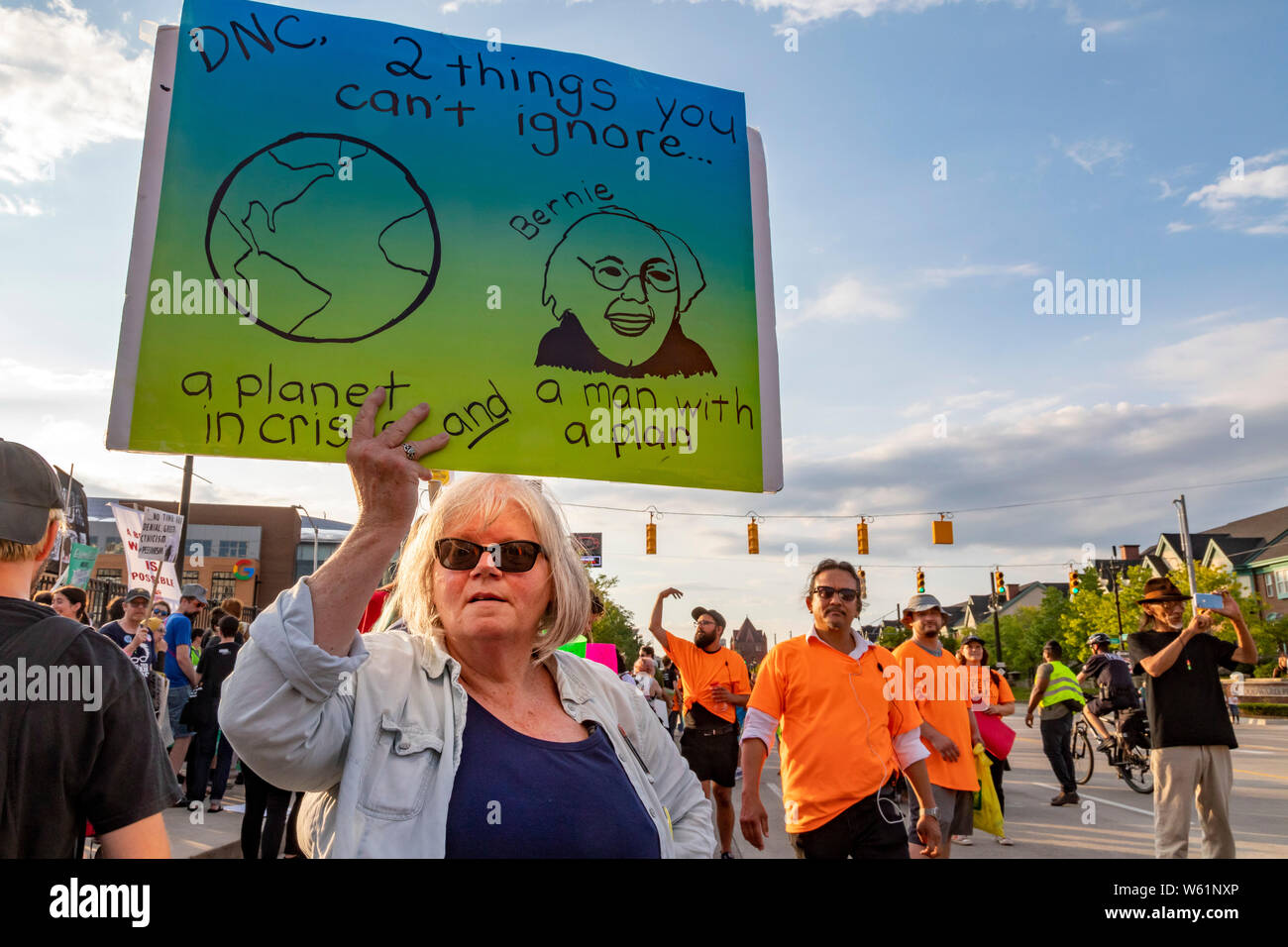 Detroit, Michigan, USA - 30. Juli 2019 - Aktivistinnen, darunter Anhänger der Bernie Sanders, gesammelt, um außerhalb der ersten Nacht der Demokratischen Presidenti Stockfoto
