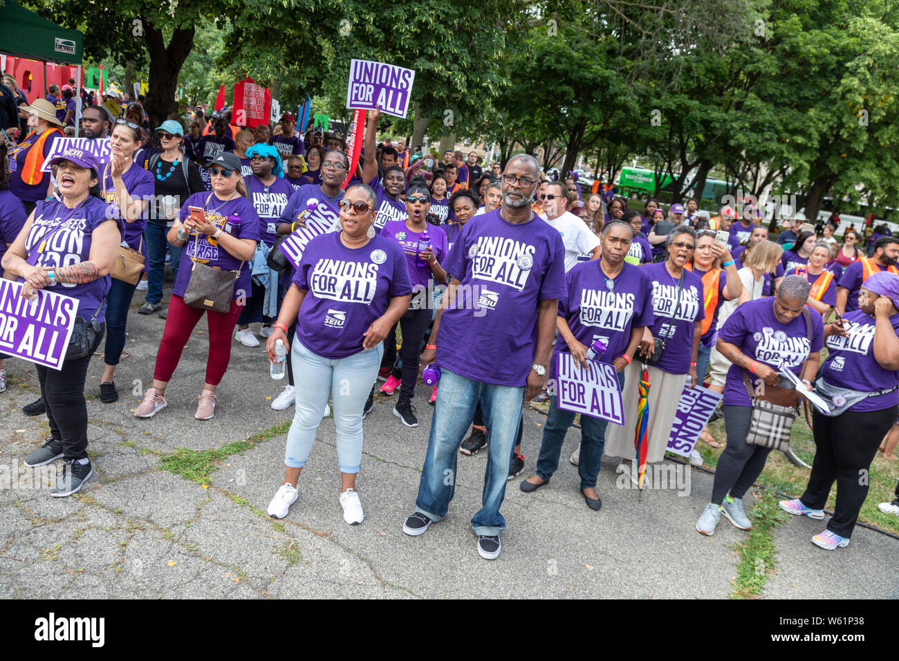 Detroit, Michigan, USA - 30 Juli 2019 - Aktivisten, darunter viele aus der Arbeiterbewegung, gesammelt, um außerhalb der ersten Nacht der Demokratischen Presidenti Stockfoto
