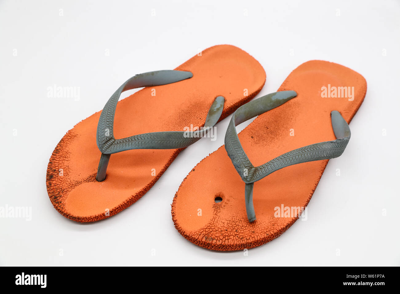 Broken Orange flip flops isoliert und weißem Hintergrund Stockfoto